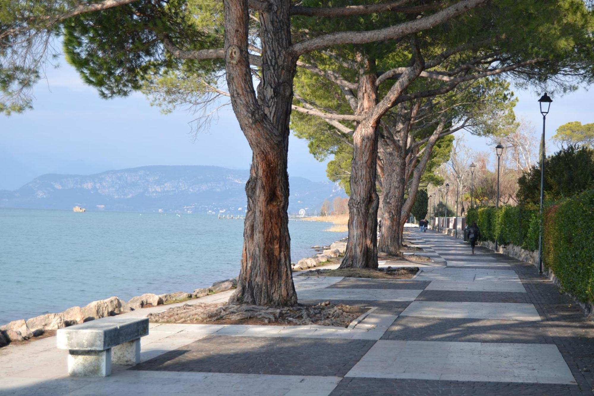 Betulla Lake View Apartment Lazise Bagian luar foto