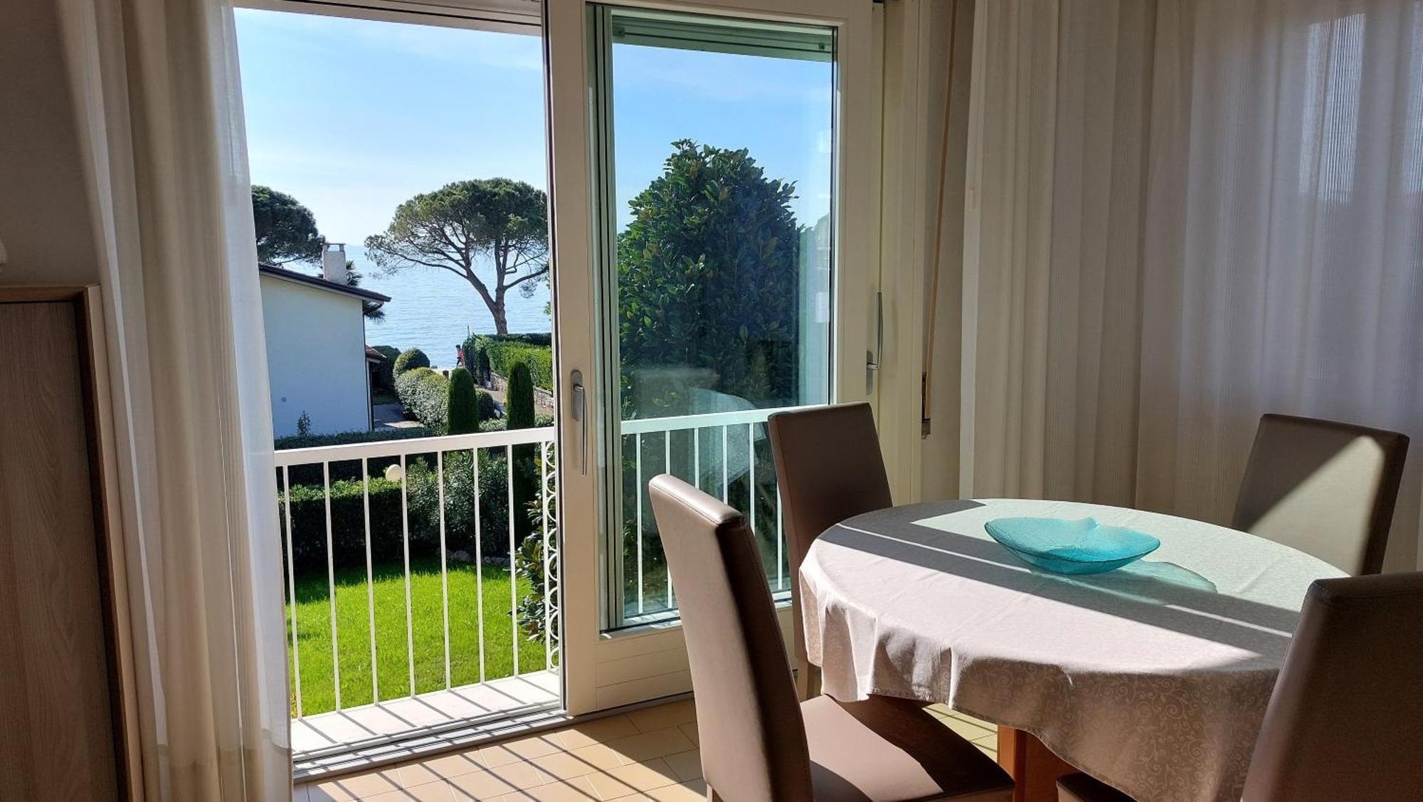 Betulla Lake View Apartment Lazise Bagian luar foto